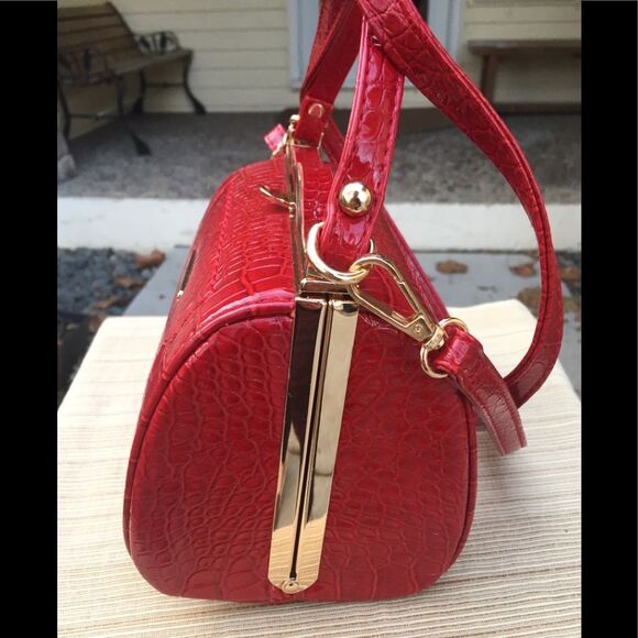 Sei red faux crocodile skin purse, brand new, gold hardware, beautiful, 5x7.5 in - Picture 2 of 8